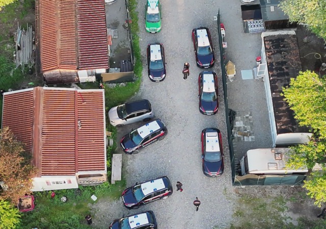 Blitz in un campo nomadi: smantellato vasto giro di spaccio di sostanze stupefacenti