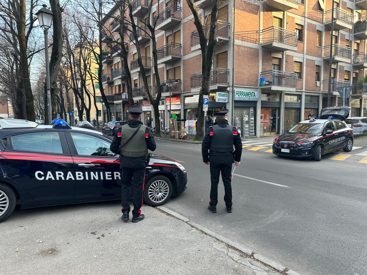 Al termine di una banale lite  minaccia tre connazionali con un coltello