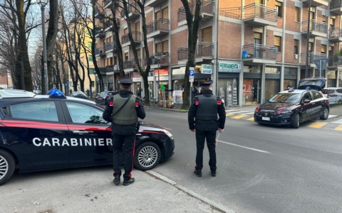 Al termine di una banale lite  minaccia tre connazionali con un coltello