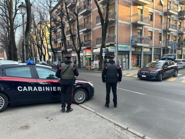 Al termine di una banale lite  minaccia tre connazionali con un coltello