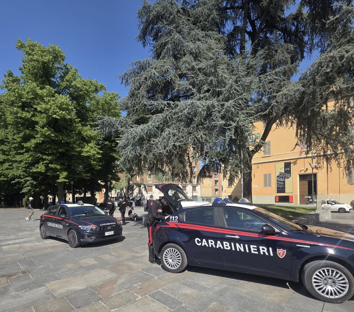 Controlli dei Carabinieri in zona Teatro Valli e via Roma