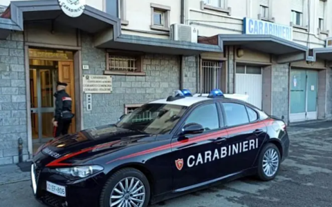 Organizzano un falso incontro con il cantante Achille Lauro: truffata per 10 mila euro