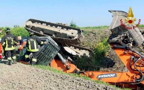 Finisce con l’escavatore cingolato in un fossato