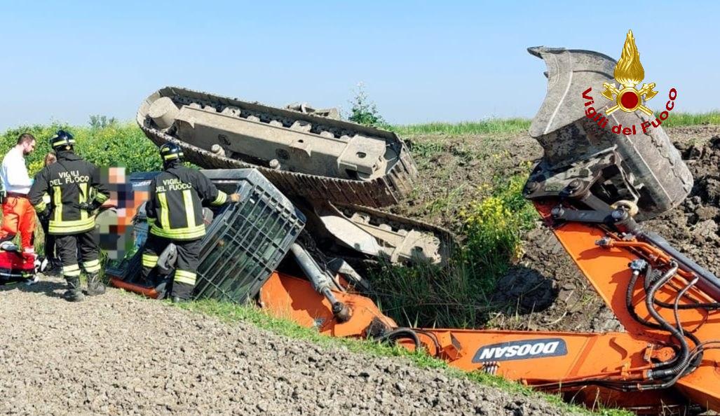 Finisce con l’escavatore cingolato in un fossato