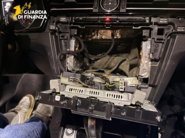 Arrestato corriere della droga con oltre 5 chilogrammi di cocaina