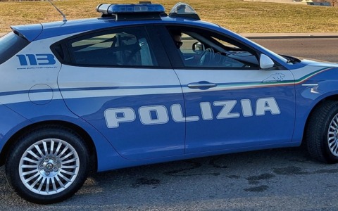 Si introduce in un parcheggio sotterraneo per rubare dentro le auto parcheggiate: sorpreso all’interno di un’auto in sosta