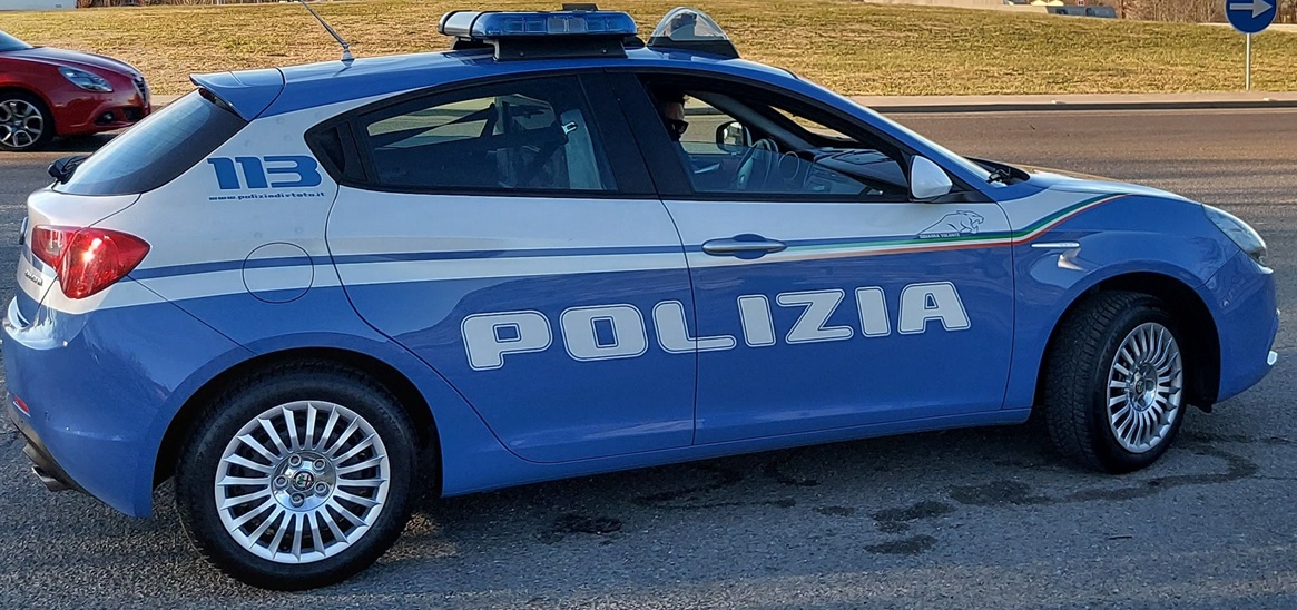 Si introduce in un parcheggio sotterraneo per rubare dentro le auto parcheggiate: sorpreso all’interno di un’auto in sosta