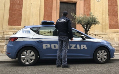 Sorpreso a rubare all’interno di un’auto si dà alla fuga