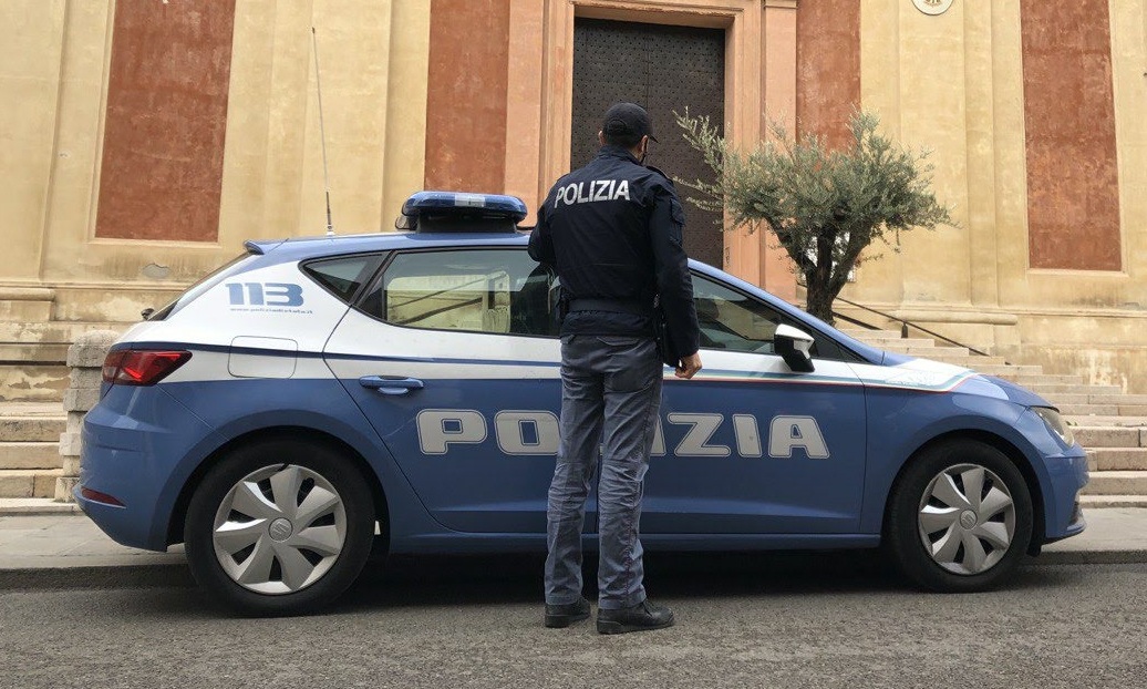 Sorpreso a rubare all’interno di un’auto si dà alla fuga