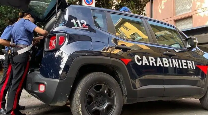 Anni di violenze fisiche e minacce di morte nei confronti della moglie e dei figli: condannato a oltre tre anni di carcere