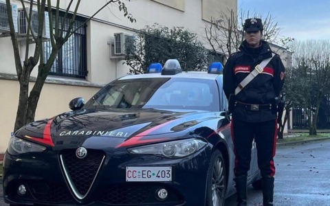 Lite in strada con bastone telescopico: una denuncia