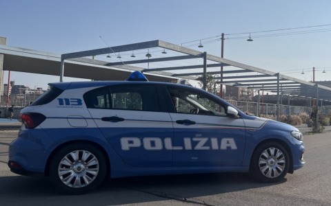 Infrangono un vetro per rubare dentro ad un’auto ma vengono sorpresi dalla Polizia di Stato