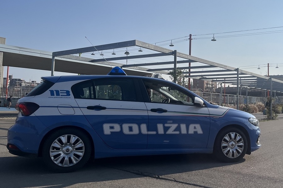 Infrangono un vetro per rubare dentro ad un’auto ma vengono sorpresi dalla Polizia di Stato