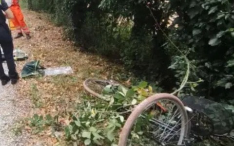 Con la bicicletta finisce contro un albero: morto un 34enne