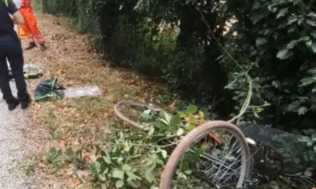 Con la bicicletta finisce contro un albero: morto un 34enne