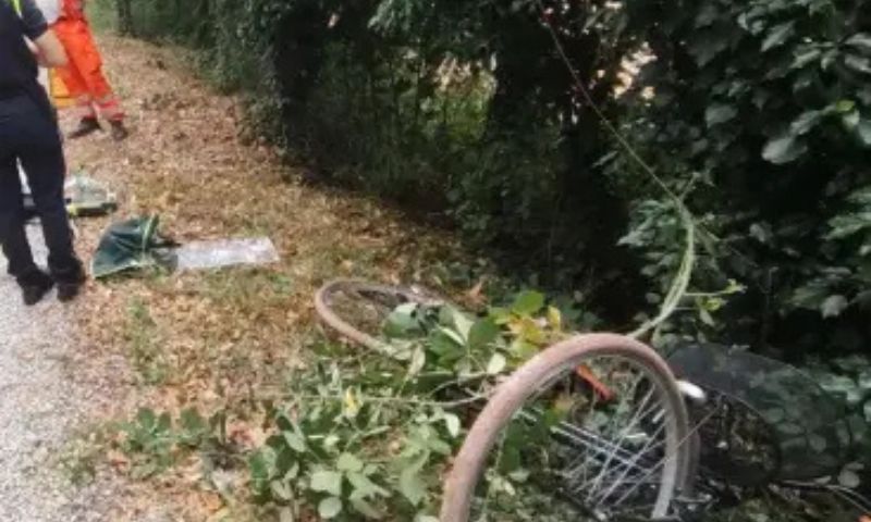 Con la bicicletta finisce contro un albero: morto un 34enne