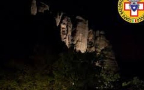 Durante la discesa sulla Pietra di Bismantova la corda rimane incastrata tra i crepacci: soccorsi due scalatori parmigiani