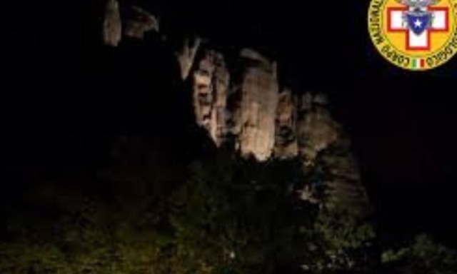 Durante la discesa sulla Pietra di Bismantova la corda rimane incastrata tra i crepacci: soccorsi due scalatori parmigiani
