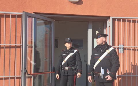 Sorpreso a rubare in una casa tenta la fuga arrampicandosi su un altro condominio : denunciato dai Carabinieri
