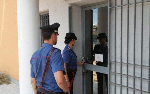 Con atteggiamento sospetto dentro ad un supermercato: i Carabinieri intervengono e trovano cutter e martello
