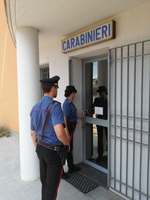 Con atteggiamento sospetto dentro ad un supermercato: i Carabinieri intervengono e trovano cutter e martello