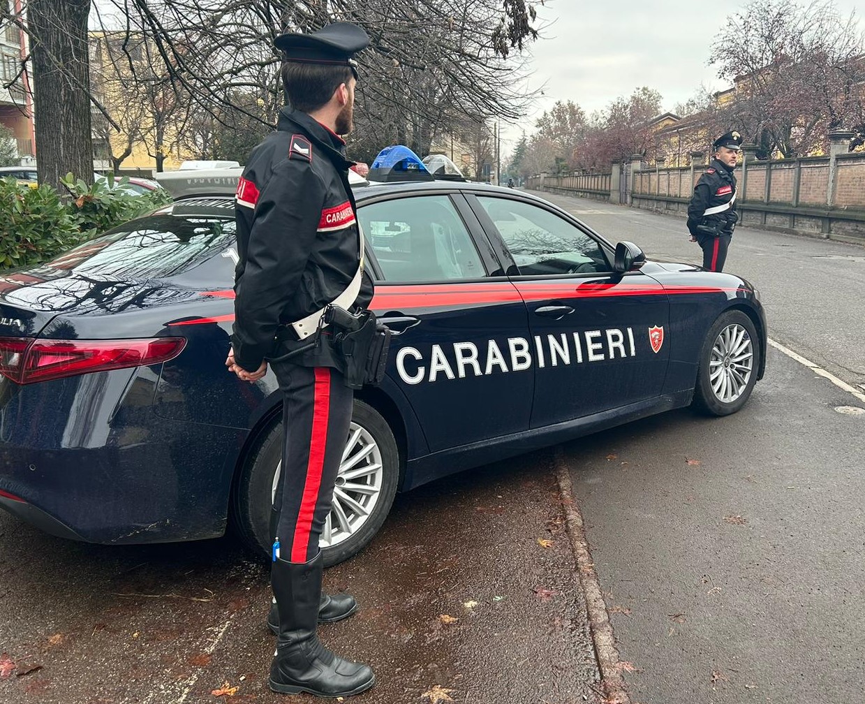 Lite in un bar finisce nel sangue: per questioni di droga colpisce con un grosso coltello due persone