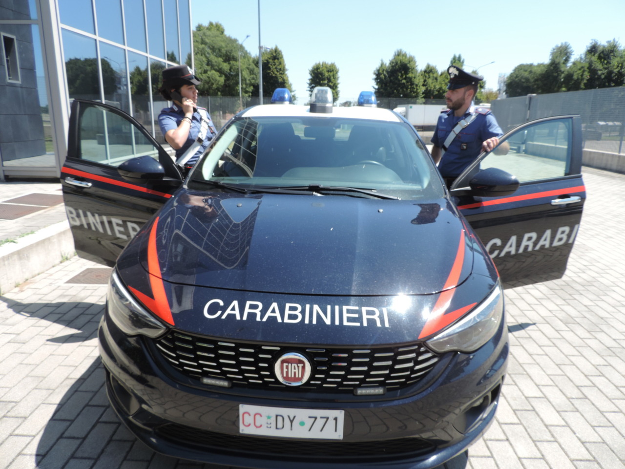 Cerca di pagare la spesa al supermercato con 200 euro false: denunciata dai Carabinieri