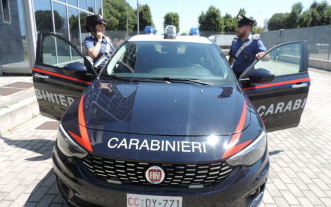Cerca di pagare la spesa al supermercato con 200 euro false: denunciata dai Carabinieri