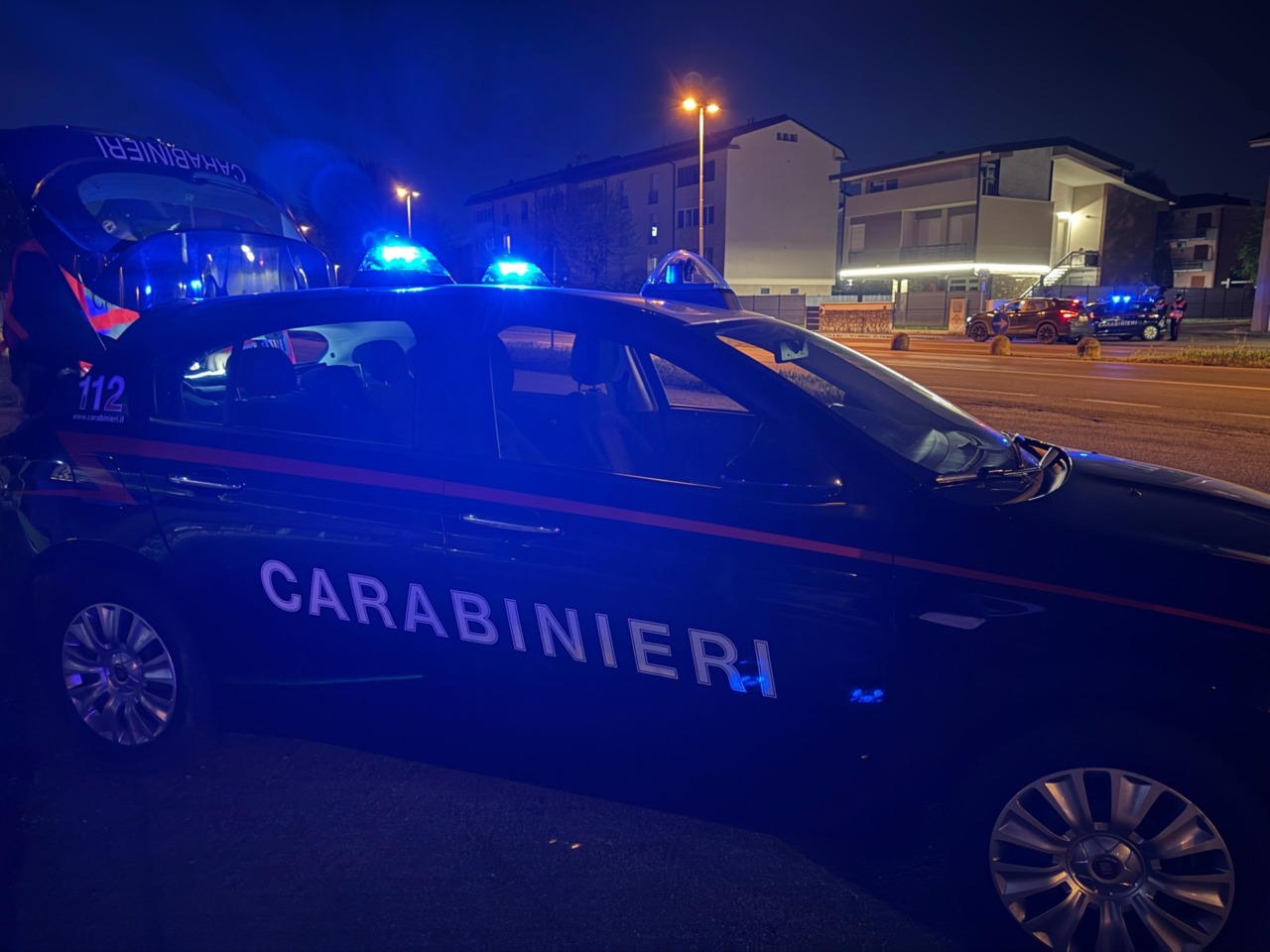 Devasta casa e tenta di aggredire i Carabinieri