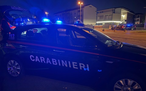 Devasta casa e tenta di aggredire i Carabinieri