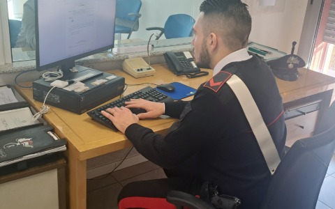 Ruba il bancomat e preleva 500 euro: incastrato dalle telecamere