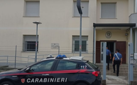 Sorpresi a rubare attrezzature in un’azienda agricola sono costretti a fuggire: denunciati dai Carabinieri