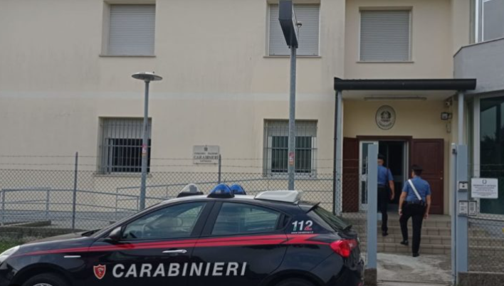 Sorpresi a rubare attrezzature in un’azienda agricola sono costretti a fuggire: denunciati dai Carabinieri