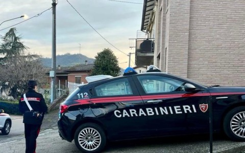 Si scaglia contro i Carabinieri arrivati per calmarlo al termine di una lite