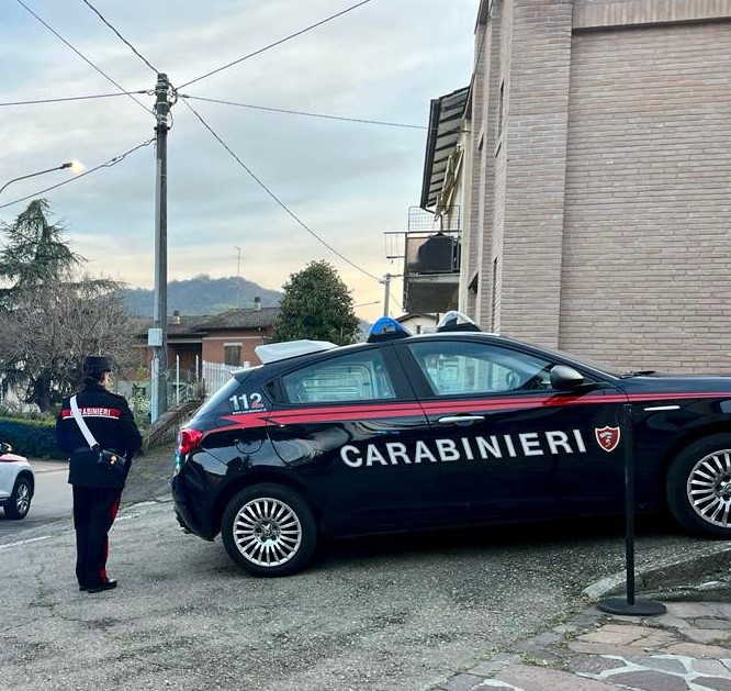 Si scaglia contro i Carabinieri arrivati per calmarlo al termine di una lite
