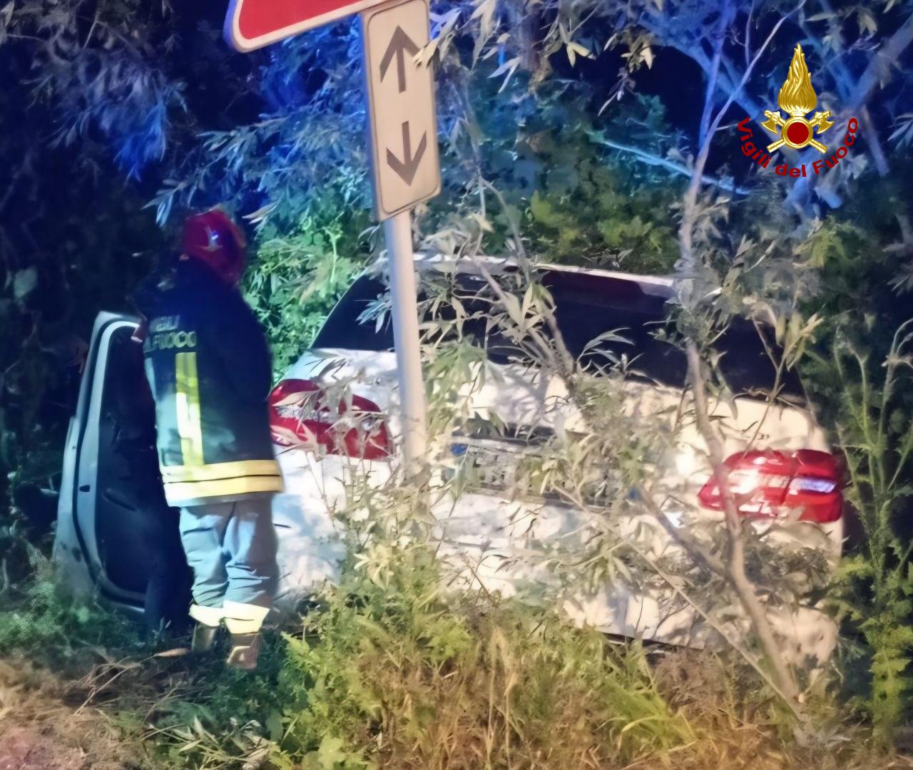 Esce di strada ed impatta contro un albero prima di finire in un fossato