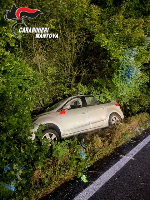 Esce di strada con l’auto: ferite tre persone