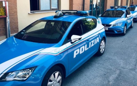 Con la scusa di una informazione stradale le sottrae del denaro dalla borsetta