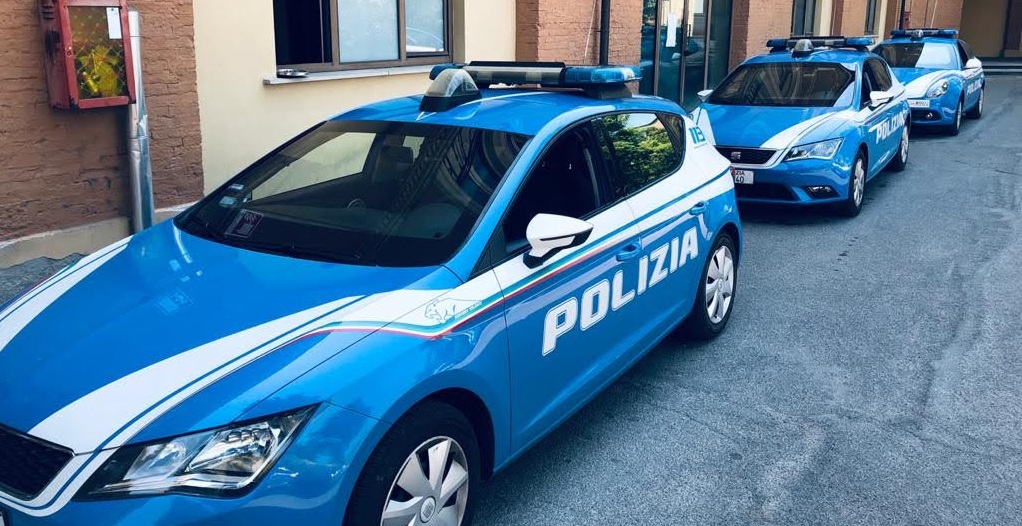 Con la scusa di una informazione stradale le sottrae del denaro dalla borsetta