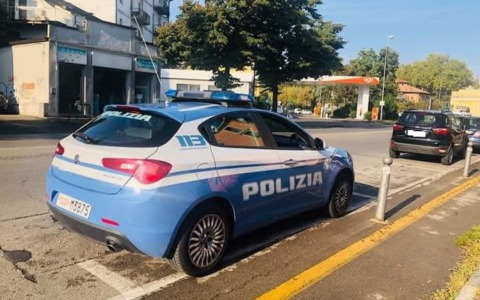 Danneggia un auto con un bastone  con l’obiettivo di rubare al suo interno: denunciato dalla Polizia di Stato