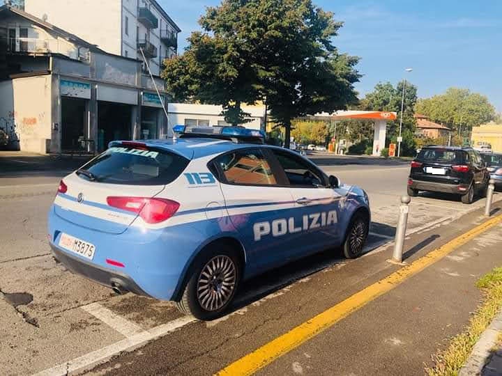 Danneggia un auto con un bastone  con l’obiettivo di rubare al suo interno: denunciato dalla Polizia di Stato