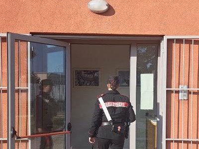 Coppia di giovanissimi deruba un’edicola: denunciata dai Carabinieri