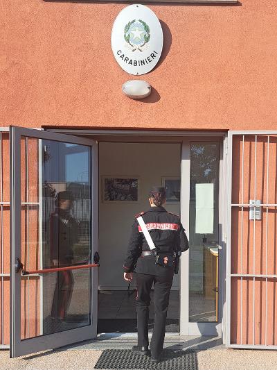 Coppia di giovanissimi deruba un’edicola: denunciata dai Carabinieri