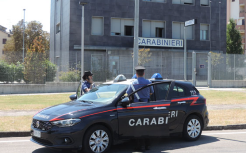 Lancia sassi contro le auto in sosta: fermato uno straniero senza fissa dimora