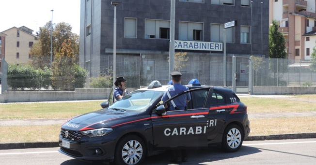 Lancia sassi contro le auto in sosta: fermato uno straniero senza fissa dimora