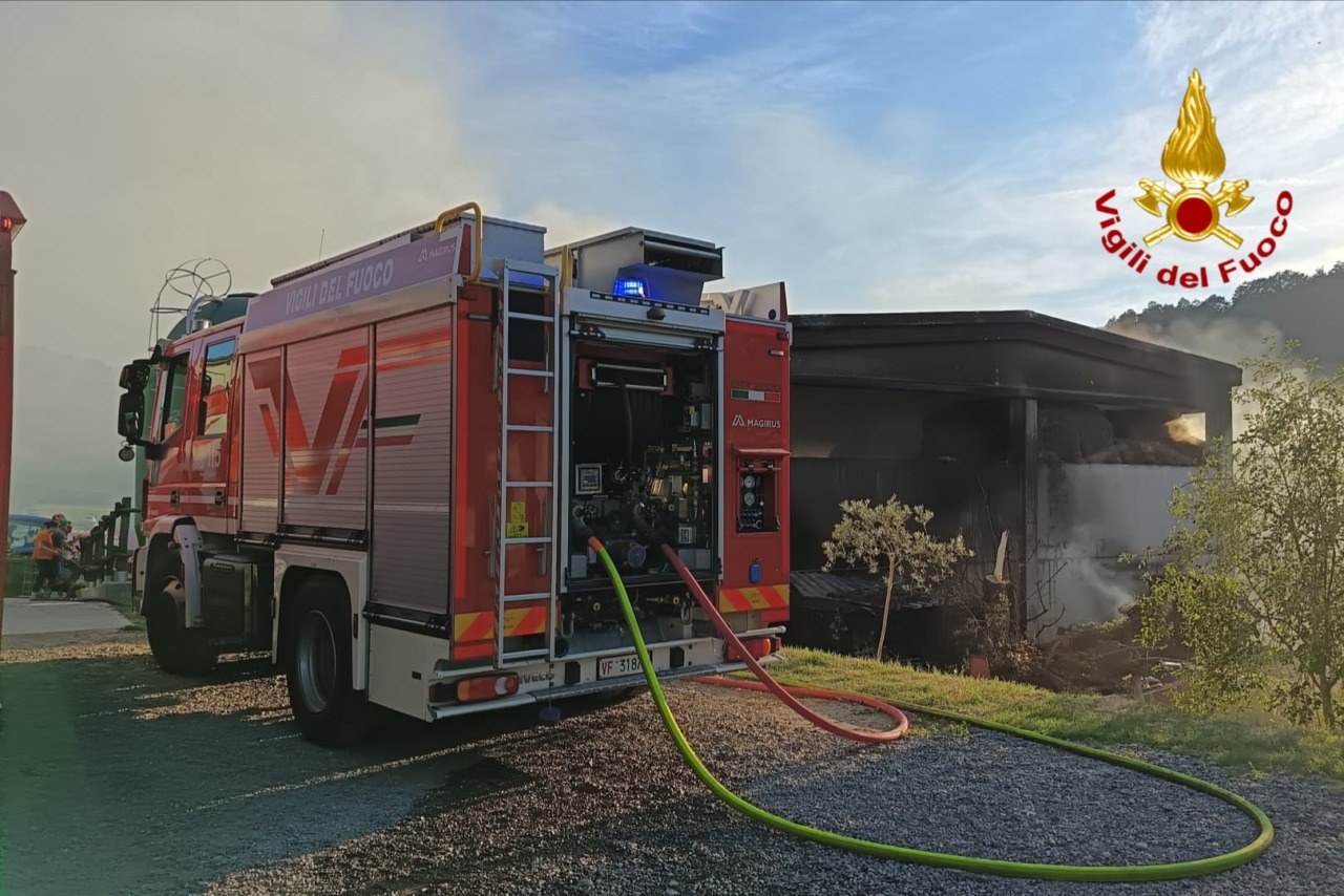 A fuoco un fienile con 500 rotoballe