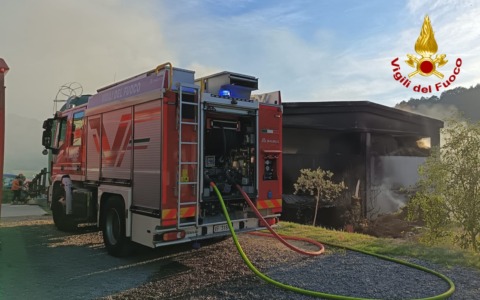 A fuoco un fienile con 500 rotoballe