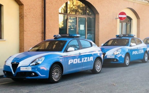 Rintracciato a bordo di un’auto rubata tenta la fuga ma viene fermato da una Volante