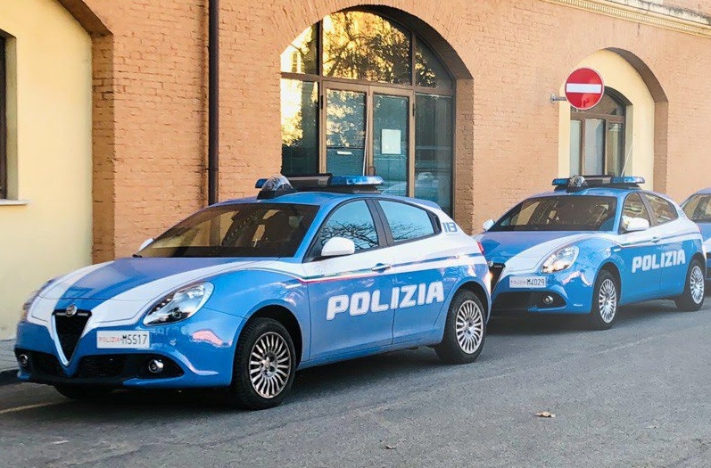 Rintracciato a bordo di un’auto rubata tenta la fuga ma viene fermato da una Volante