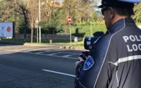 Fermato dagli agenti mentre forza il lucchetto di una bici